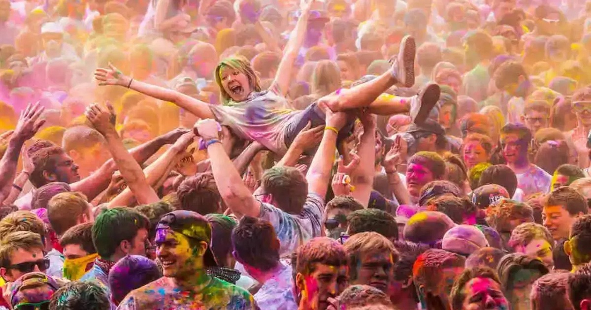 Holi: दुनिया के इन देशों में भी उड़ता है गुलाल, भारत की सीमाओं के पार ऐसे मनाया जाता है रंगों का त्योहार
