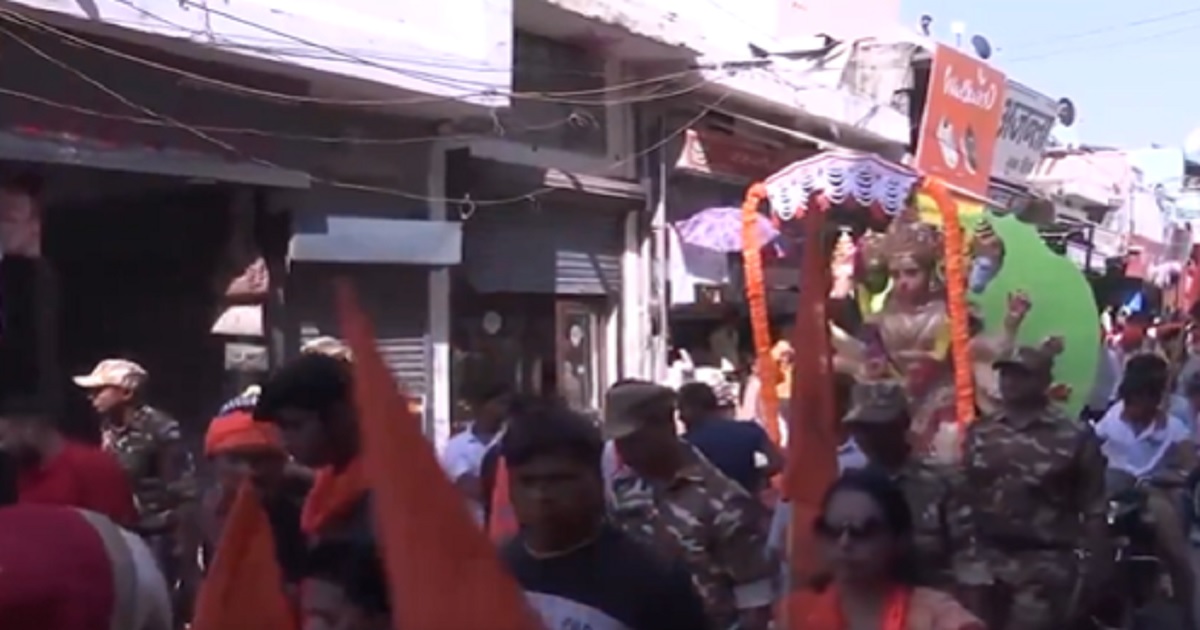 रामनवमी पर यूपी के संभल से लेकर पश्चिम बंगाल तक निकली शोभायात्रा, रामलला का भी हुआ सूर्यतिलक