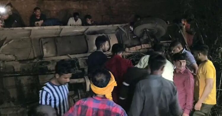 a-bus-full-of-laborers-fell-into-a-mine-in-durg-chhattisgarh-15-people-lost-their-lives