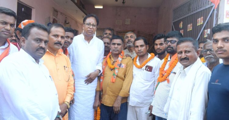 former-mp-candidate-ram-kunwar-ram-left-bsp-and-joined-bjp