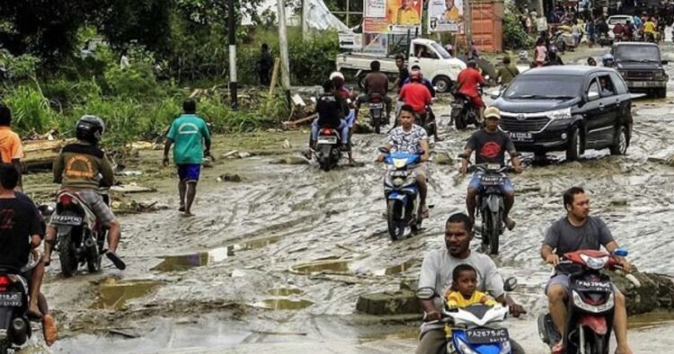 indonesia-flood-52-death-rescue-rivers-and-debris-survivors