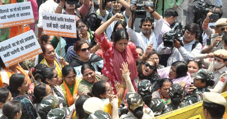 swati-maliwal-bjp-mahila-morcha-protest-at-delhi-cm-house