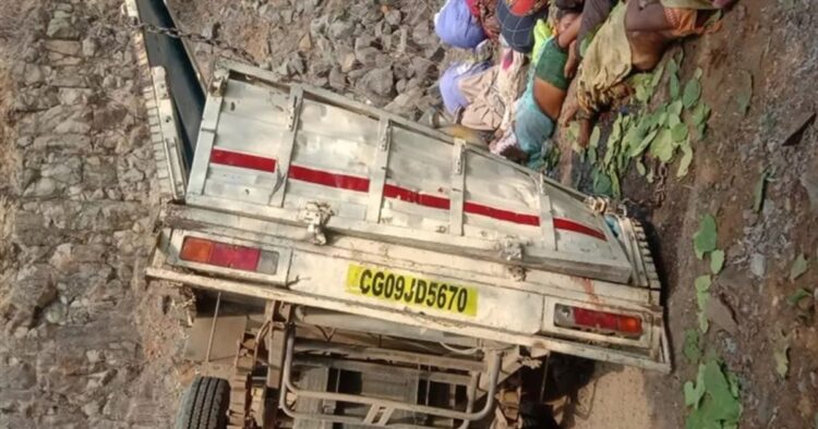 pickup-loaded-with-laborers-fell-into-a-ditch-in-kawardha-district-of-chhattisgarh-15-died