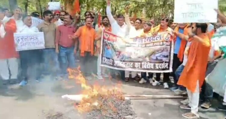 vhp-workers-burn-islamic-symbol-in-lucknow