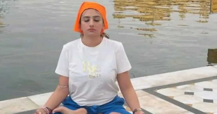 case-registered-against-gujarati-girl-who-did-yoga-in-golden-temple-3-sgpc-employees-suspended