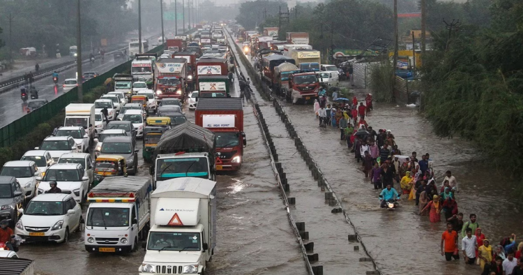 जलभराव और जाम से लोग परेशान