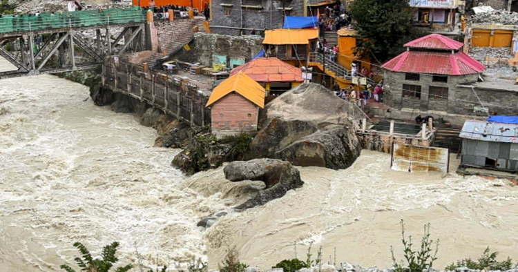 उत्तराखंड में भारी बारिश और लैडस्लाइड से जनजीवन अस्तव्यस्त