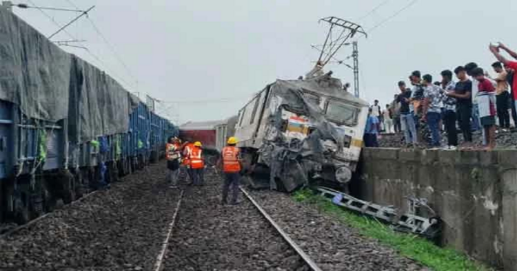 एक बोगी के ऊपर दूसरी बोगी देखकर हैरान रह गए लोग