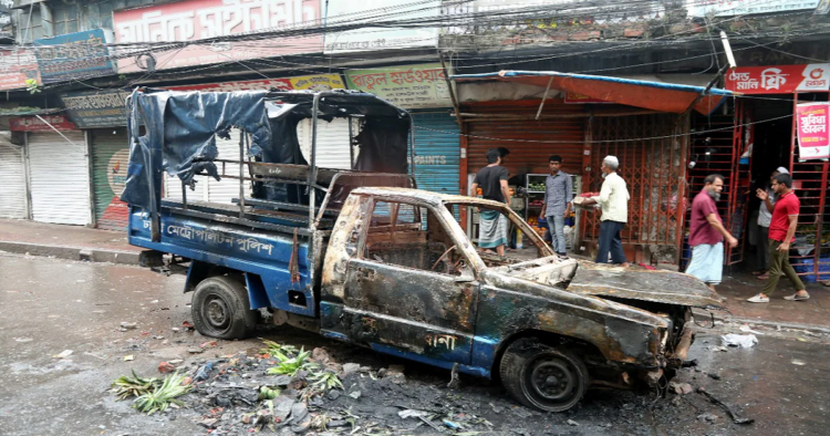 बांग्लादेश में अब सेना के काफिले पर हमला