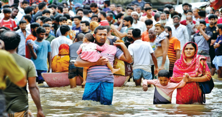 बांग्लादेश में बाढ़ से जनजीवन प्रभावित