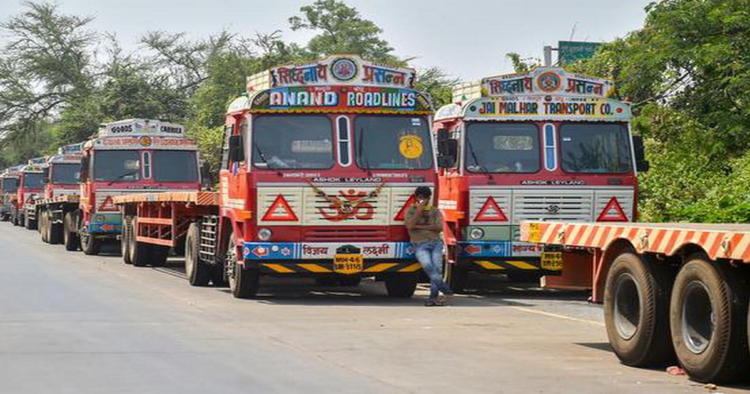 बांग्लादेश में फंसे 300 से ज्यादा भारतीय ट्रक, हिंसक भीड़ ने मंदिरों पर किया हमला