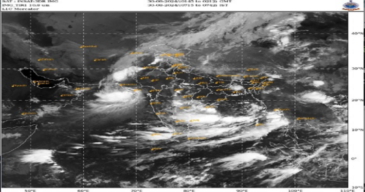 बारिश-बाढ़ की मार झेल रहे गुजरात के सौराष्ट्र-कच्छ पर चक्रवात का साया