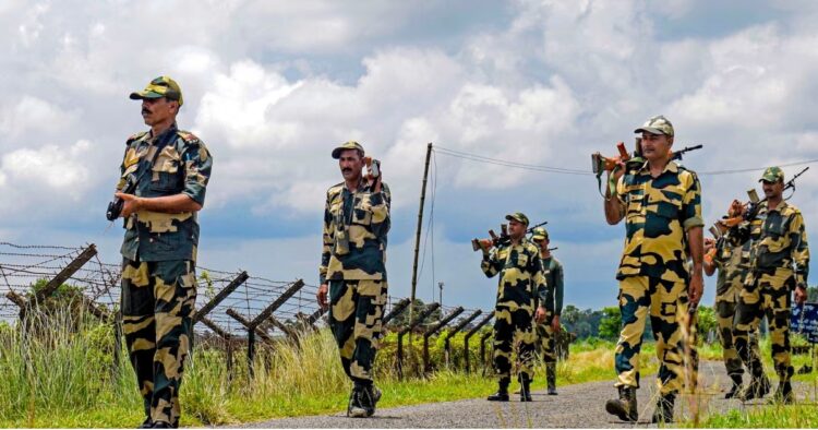 भारत-बांग्लादेश सीमा पर रेड अलर्ट BSF तैनात (pic - Social Media)