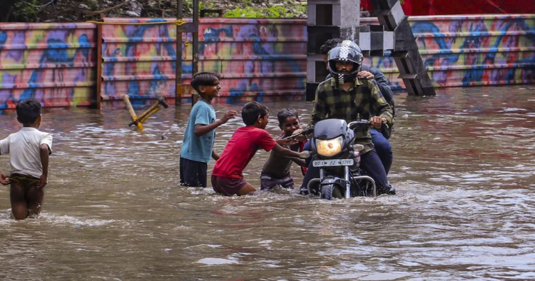 दिल्ली में बारिश से जलभराव की स्थिति