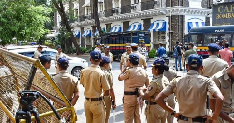 मुंबई पुलिस ने सुरक्षा बढ़ाई