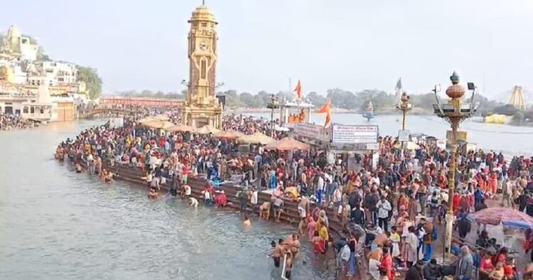 हरिद्वार में साढ़े लाख श्रद्धालुओं ने लगाई आस्था की डुबकी