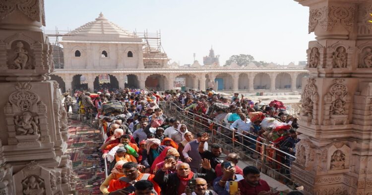 राम मंदिर में श्रद्धालुओं की भीड़