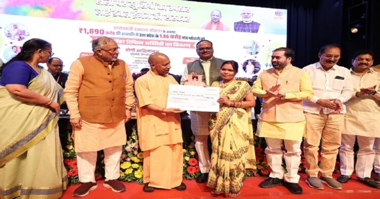 सीएम योगी ने रसोई गैस सिलेंडर की सब्सिडी के लिए पैसे किए वितरित